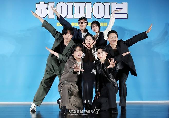 배우 이재인, 안재홍, 라미란, 강형철 감독, 배우 김희원, 오정세, 박진영이 12일 오전 서울 광진구 롯데시네마 건대입구에서 열린 영화 '하이파이브'(감독 강형철) 제작보고회에 참석해 포즈를 취하고 있다. /2025.05.12 /사진=김휘선 hwijpg@