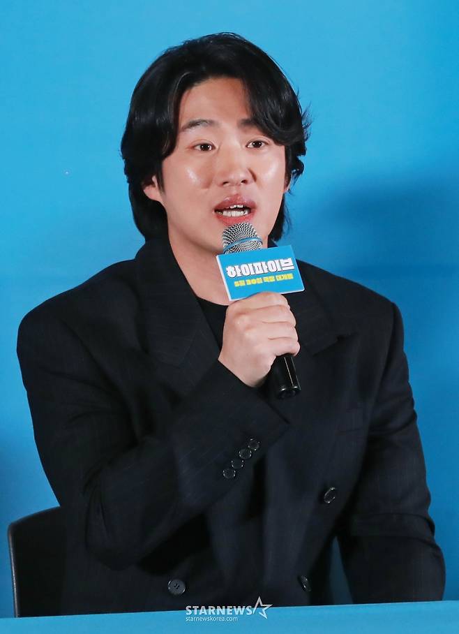 배우 안재홍이 26일 오후 서울 CGV용산아이파크몰에서 진행된 영화 '하이파이브'(감독 강형철) 언론배급시사회 및 기자간담회에 참석해 질문에 답하고 있다.  장기이식으로 우연히 각기 다른 초능력을 얻게 된 다섯 명이 그들의 능력을 탐하는 자들과 만나 벌어지는 판타지, 코미디, 액션 영화 ‘하이파이브’는 오는 30일 개봉한다. /2025.05.26 /사진=이동훈 photoguy@