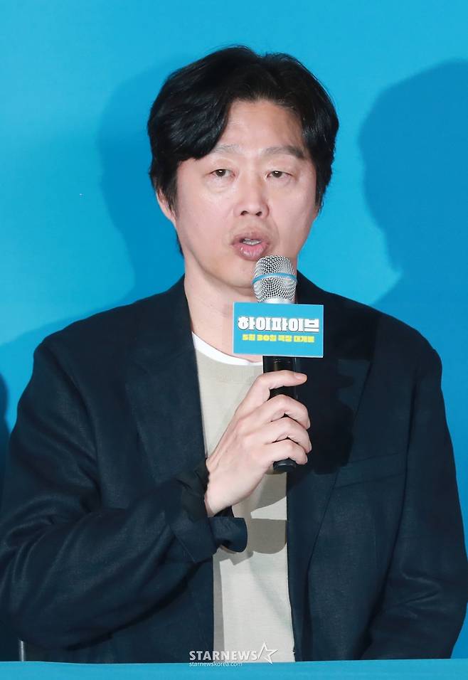 배우 김희원이 26일 오후 서울 CGV용산아이파크몰에서 진행된 영화 '하이파이브'(감독 강형철) 언론배급시사회 및 기자간담회에 참석해 질문에 답하고 있다.  장기이식으로 우연히 각기 다른 초능력을 얻게 된 다섯 명이 그들의 능력을 탐하는 자들과 만나 벌어지는 판타지, 코미디, 액션 영화 ‘하이파이브’는 오는 30일 개봉한다. /2025.05.26 /사진=이동훈 photoguy@