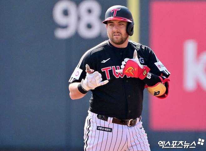 8일 오후 수원KT위즈파크에서 열린 '2025 신한 SOL Bank KBO리그' LG 트윈스와 KT 위즈의 시범경기, 1회초 1사 2루 LG 오스틴이 좌전안타를 날린 후 세리머니를 하고 있다. 엑스포츠뉴스 DB