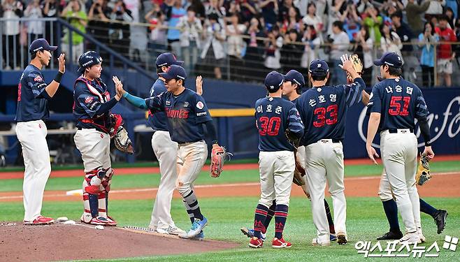 김태형 감독이 이끄는 롯데 자이언츠가 2025 시즌 개막 후 팀 타율 1위를 기록 중인 타선의 힘을 앞세워 상위권 다툼에 뛰어 들었다. 사진 엑스포츠뉴스 DB