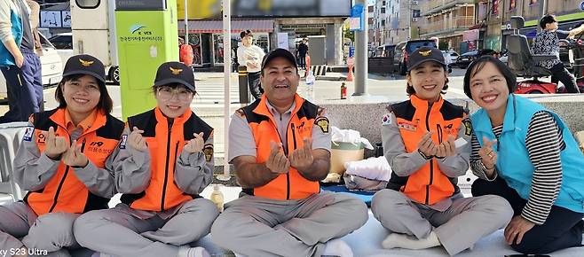 의용소방대 활동 중 기념촬영하는 김하준 씨(가운데) [김하준 씨 제공. 재판매 및 DB 금지]