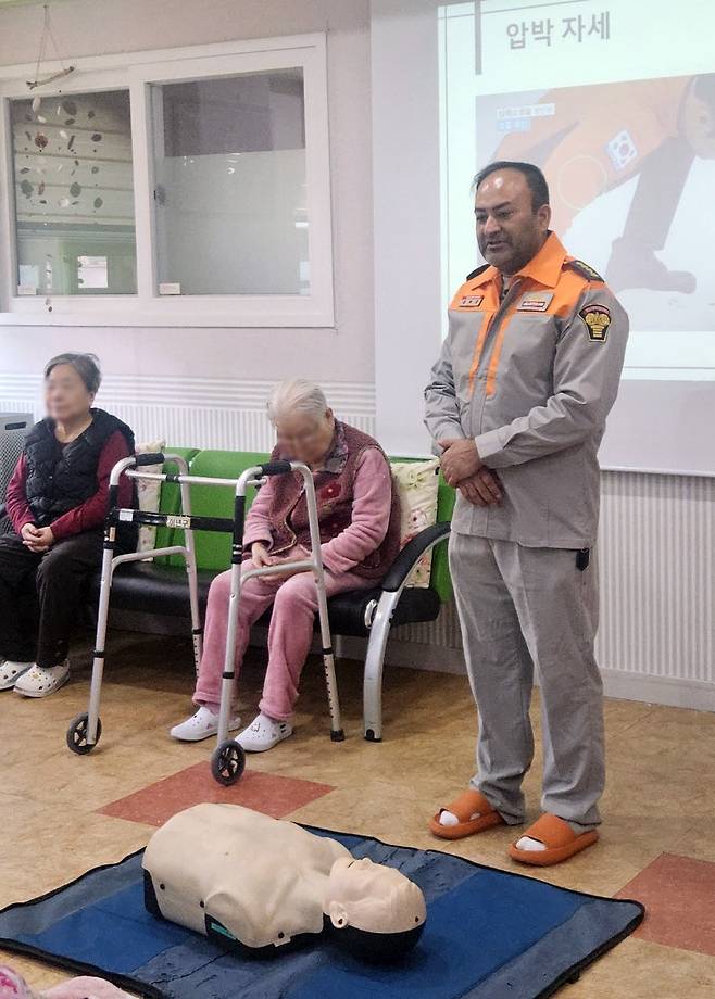 경로당에서 심폐소생술 강의하는 김하준 씨 [김하준 씨 제공. 재판매 및 DB 금지]