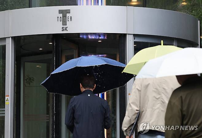 SKT 해킹에 이용자 개인정보 유출 가능성 (서울=연합뉴스) 서명곤 기자 = SK텔레콤이 이용자 개인정보에 대한 해킹 공격을 받아 관계 당국이 비상대책반을 구성했다. 22일 SK텔레콤은 지난 19일 오후 11시 40분께 해커에 의한 악성 코드로 이용자 유심(USIM)과 관련한 일부 정보가 유출된 정황을 확인했다고 밝혔다. 이날 서울 중구 SK텔레콤 본사 모습. 2025.4.22 seephoto@yna.co.kr