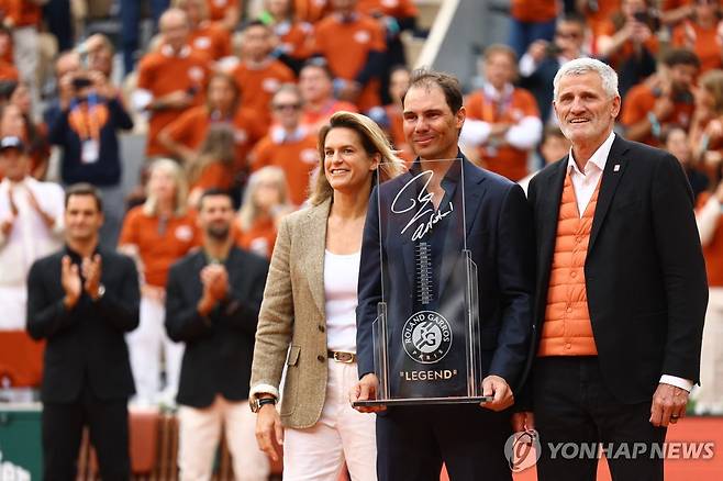 레전드 트로피 받은 나달 [로이터=연합뉴스]