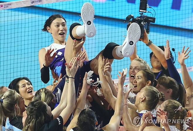 세계 올스타 선수들의 헹가래 받는 김연경 (인천=연합뉴스) 서대연 기자 = 2024-2025시즌을 끝으로 현역 생활을 마감한 '배구 여제' 김연경이 18일 인천 삼산월드체육관에서 열린 여자배구 세계올스타전 'KYK 인비테이셔널 2025'에서 경기가 종료된 뒤 세계 올스타 선수들로부터 헹가래를 받고 있다. 2025.5.18 dwise@yna.co.kr