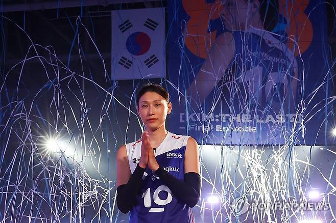 김연경의 마지막 에피소드 (인천=연합뉴스) 서대연 기자 = 2024-2025시즌을 끝으로 현역 생활을 마친 '배구 여제' 김연경이 18일 인천 삼산월드체육관에서 열린 여자배구 세계올스타전 'KYK 인비테이셔널 2025'에서 경기가 끝난 뒤 무대에 올라 손뼉을 치고 있다. 2025.5.18 dwise@yna.co.kr
