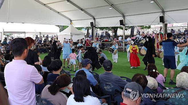 얼쑤, 흥겨운 강릉관노가면극 [연합뉴스 자료사진]