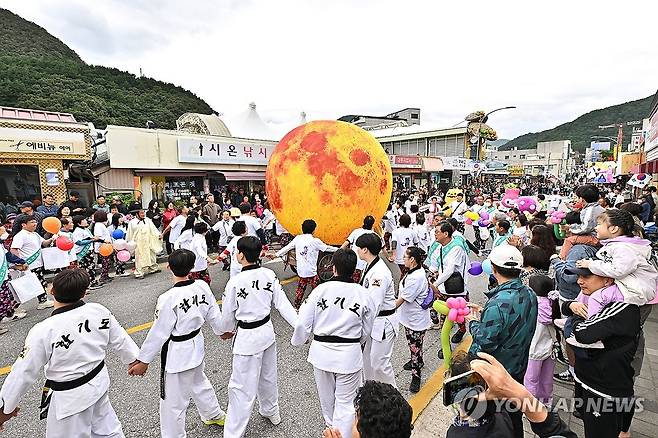 정선이라링제 '아리랑 거리 퍼레이드' [정선군 제공. 재판매 및 DB 금지]