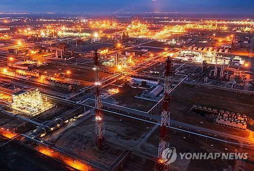 볼고그라드 소재 루코일 정유공장 (볼고그라드 로이터=연합뉴스 자료사진) 2022년 4월 22일 드론으로 촬영된 러시아 볼고그라드 소재 정유업체 루코일의 정유소 모습. (REUTERS/REUTERS PHOTOGRAPHER/File Photo) 2025.5.26.