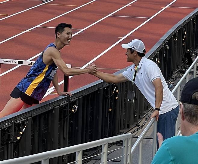 우상혁과 김도균 코치 (서울=연합뉴스) 우상혁이 17일(한국시간) 미국 오리건주 유진 헤이워드 필드에서 열린 2023 세계육상연맹 다이아몬드리그 파이널 남자 높이뛰기 경기에서 우승한 뒤, 김도균 코치와 손을 맞잡고 있다. 2023.9.17 [대한육상연맹 제공. 재판매 및 DB 금지] photo@yna.co.kr