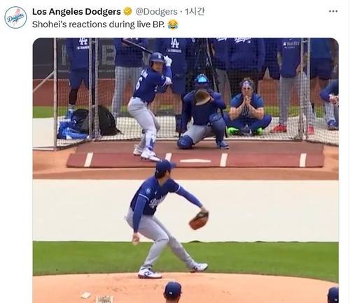 오타니와 훈련 중 맞대결을 펼치는 김혜성 로스앤젤레스 다저스 김혜성(타석에 들어선 선수)이 26일(한국시간) 미국 뉴욕 시티 필드에서 열리는 2025 미국프로야구 메이저리그(MLB) 뉴욕 메츠와 원정 경기를 앞두고 팀 동료 오타니 쇼헤이와 투타 맞대결을 펼치고 있다. 오타니는 2023년 팔꿈치 수술을 받은 뒤 이날 처음으로 타자와 맞대결하는 투구 훈련을 했다. [다저스 소셜미디어 캡처. 재배포 및 DB 금지]