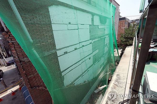 외벽 무너진 수원 다세대주택 (수원=연합뉴스) 권준우 기자 = 26일 오전 경기 수원시 장안구의 한 다세대주택 외벽 마감재가 무너져 있다.
    이로 인한 인명피해는 발생하지 않았다.
    1990년 준공을 받은 이 건물은 반지하를 포함한 4층짜리 건물로 현재 8가구, 10명이 거주하고 있다.
    이들은 지난 20일 외벽이 부푸는 현상이 나타나자 같은 날 모두 건물에서 빠져나왔다. 2025.5.26 stop@yna.co.kr
