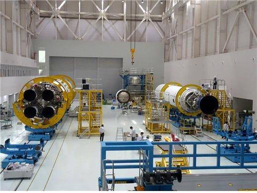 누리호 4호기 1단 조립체(왼쪽)와 2단 조립체 [우주항공청 제공. 재판매 및 DB 금지]