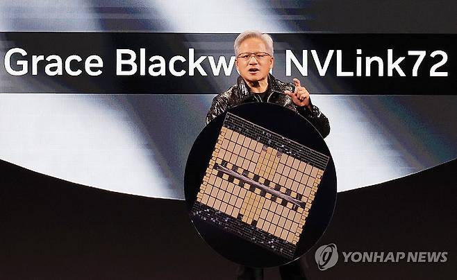 그레이스 블랙웰 NVLink72 소개하는 젠슨 황 (라스베이거스=연합뉴스) 신현우 기자 = 세계 최대 가전·정보기술(IT) 전시회 CES 2025 개막을 하루 앞둔 지난 1월 6일 미국 네바다주 라스베이거스 만달레이베이 컨벤션센터 내 미셀로브 울트라 아레나(Michelob Ultra Arena)에서 젠슨 황 엔비디아 최고경영자(CEO)가 기조연설하고 있다. 2025.1.7 nowwego@yna.co.kr