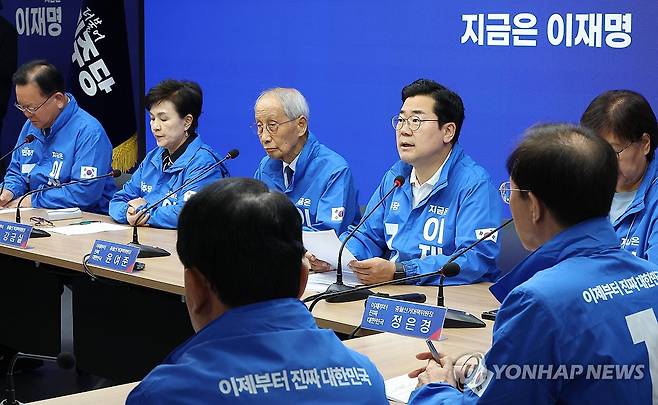 발언하는 박찬대 상임총괄선거대책위원장 (서울=연합뉴스) 김주형 기자 = 더불어민주당 박찬대 상임총괄선거대책위원장(왼쪽 네번째)이 26일 서울 여의도 당사에서 열린 중앙선거대책위원회의에서 발언하고 있다. 2025.5.26 kjhpress@yna.co.kr