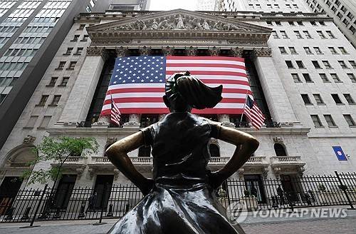 뉴욕증권거래소 앞 [AFP 연합뉴스 자료사진. 재판매 및 DB 금지]