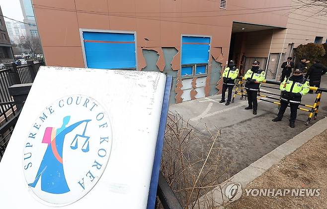 무너진 서부지법 간판 [연합뉴스 자료사진]