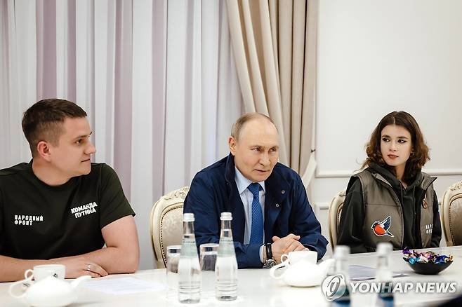 지난 20일 쿠르스크를 방문한 블라디미르 푸틴 러시아 대통령 [러시아 대통령실 제공. 타스=연합뉴스]