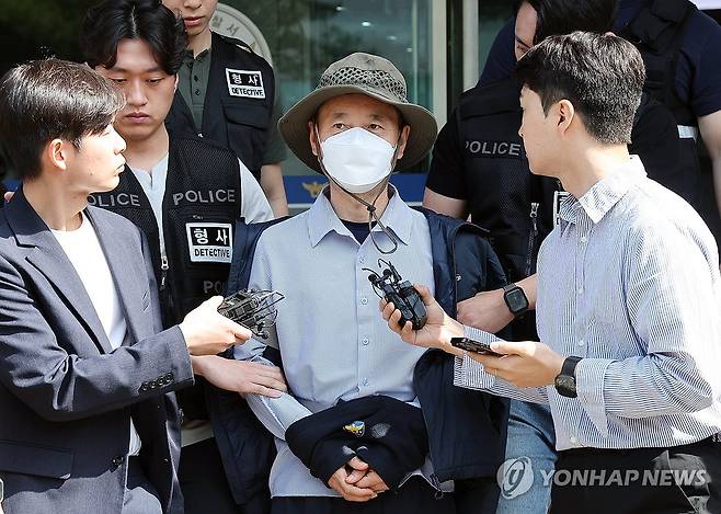 유치장 나서는 '시흥 살인사건' 피의자 차철남 [연합뉴스 자료사진]