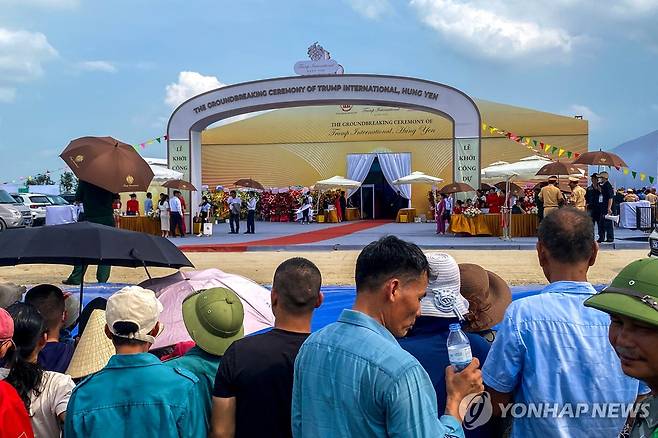 트럼프 가족기업, 베트남 리조트 착공 지난 21일(현지시간) 베트남 북부 하노이 인근 흥옌성에서 도널드 트럼프 미국 대통령의 가족기업 '트럼프 오거니제이션'이 짓는 고급 리조트 단지 착공식이 열렸다. 2025.05.26
[로이터 연합뉴스 자료사진. 재판매 및 DB 금지]