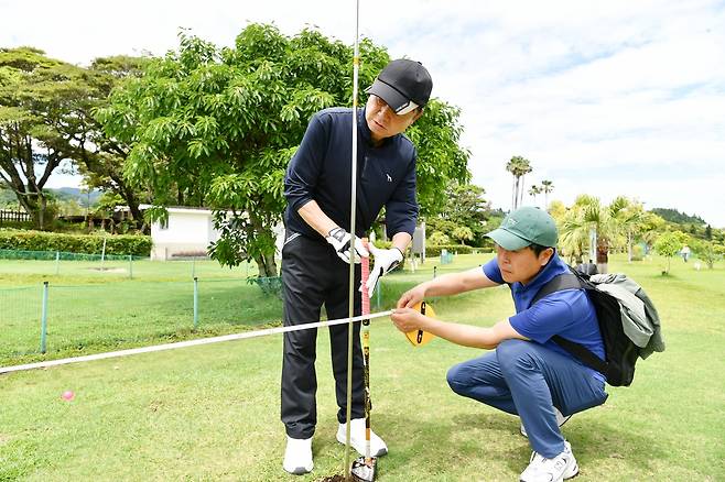 최문순 화천군수(왼쪽) 등 군청 실무진 일본 현지 파크골프장 방문 [화천군 제공.재판매 및 DB 금지]
