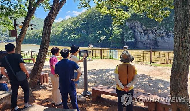 반구대 암각화 바라보는 관람객들 [연합뉴스 자료사진]
