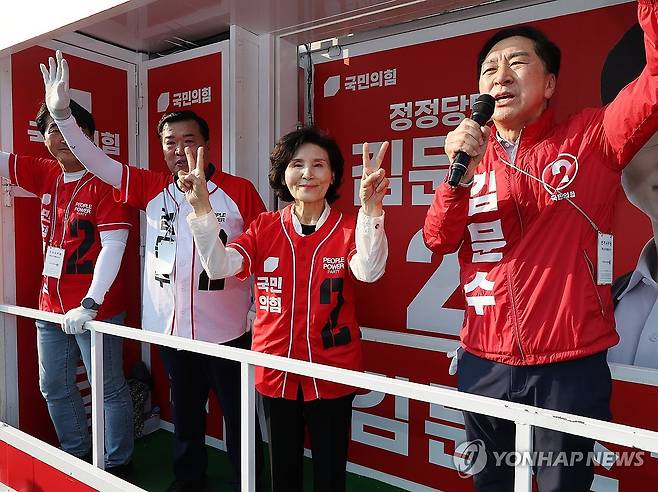 울산 찾은 설난영 여사 (울산=연합뉴스) 김용태 기자 = 국민의힘 김문수 대선 후보의 배우자 설난영 여사가 울산시 남구 수암시장 앞에서 유세차에 올라 지지를 호소하고 있다. 2025.5.26 yongtae@yna.co.kr