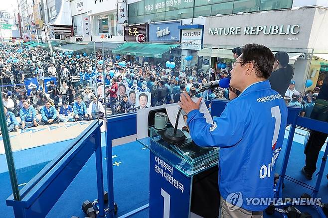 수원시민에게 지지 호소하는 이재명 후보 (수원=연합뉴스) 김주성 기자 = 더불어민주당 이재명 대선 후보가 26일 수원시 팔달구 팔달문 영동시장에서 열린 집중 유세에서 시민들에게 지지를 호소하고 있다. 2025.5.26 [공동취재] utzza@yna.co.kr