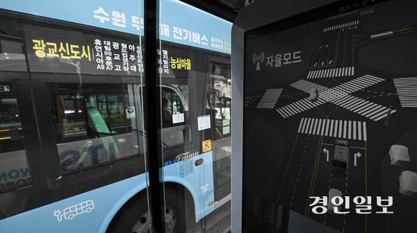 27일 오전 수원시 영통구 광교신도시 일대에서 ‘2025 수원 ITS 아태총회’ 개막을 하루 앞두고 자율주행차량 시승이 진행되고 있다. 2025.5.27 /이지훈기자 jhlee@kyeongin.com