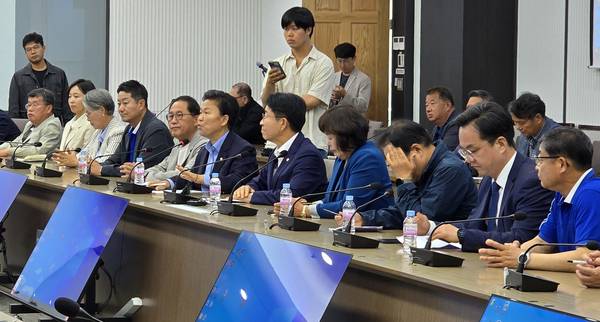 27일 시흥시청 글로벌센터에서 열린 ‘시흥시 거북섬 현안 간담회’에 참석한 시흥지역 국회의원과 시도의원들이 거북섬 상인들과 현안에 대해 의견을 나누고 있다. 2025.5.27 /김성주기자 ksj@kyeongin.com