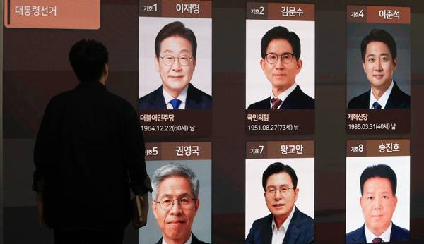 제21대 대통령선거일을 일주일 앞둔 27일 과천 중앙선거관리위원회 직원이 선거종합상황실 내 우표투표함 보관장소 CCTV 통합관제센터 모니터를 살펴보고 있다. 2025.5.27 /연합뉴스