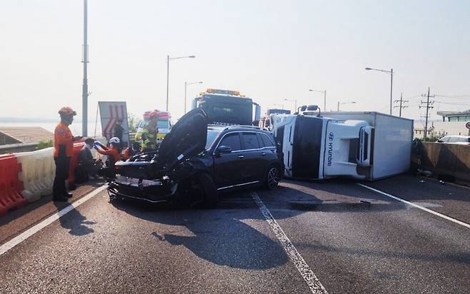 ▲ 27일 오전 8시쯤 김포시 고촌읍 김포한강로에서 3.5t 화물차와 승용차가 충돌하는 사고가 발생했다.