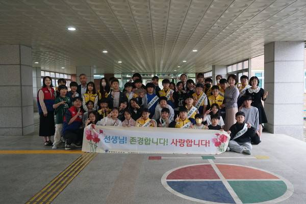 청주 사천초 학생들의 '선생님 존경합니다' 캠페인 모습. 충북적십자사 제공