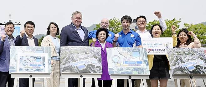 ‘2025 세계양궁선수권·세계장애인양궁선수권대회’ 개막이 100일 앞으로 다가왔다. 오는 9월5일-28일 광주국제양궁장과 5·18 민주광장에서 펼쳐지는 대회의 슬로건은 ‘평화의 울림’이다. 광주시와 대회 조직위원회는 전 세계에 평화와 연대 메시지 전파, 저개발 국가 양궁기술 지원 국제스포츠도시 위상 제고, 친환경 대회 실천 등을 핵심 전략으로 대회 준비에 만전을 기하고 있다. 사진은 지난 13일 세계양궁연맹과 양궁협회 관계자들이 현지 실사 후 기념촬영하는 모습./광주매일신문DB 광주 세계양궁선수권대회 예선전이 열릴 광주국제양궁장 조감도.<광주시 제공>