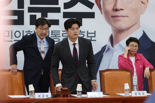 국민의힘 김용태 비상대책위원장과 권성동 원내대표가 27일 서울 여의도 국회에서 당헌·당규 개정을 위한 비상대책위원회의에 참석해 자리에 앉고 있다. 사진=연합뉴스