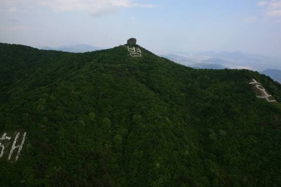진해 장복산 줄기의 천자봉(시루봉) 정상 부근에 새겨진 '해병혼'은 1964년 11월에 입대한 해병대 제158기 훈련병들이 고난과 역경을 이겨내고 자랑스러운 해병대원이 된 것을 기념하기 위해 설치한 것으로 해병들에게는 영원한 마음의 고향인 진해를 상징하는 역사의 장소가 되고 있다. 5월 25일에도 해병대전우들이 군 관계자들과 함께 정상을 밟으며 해병혼을 되새겼다.