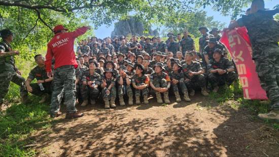 지난 25일 오후 이종문 해병대교육훈련단장(준장), 김동우 교육연대장(대령), 강태관 해병대진해전우회장, 해병대 임관장교(사관후보생 138기) 등 120여명이 해병혼이 시작된 시루봉 정상에 올라 호국충성 해병대 정신을 함양했던 선배해병들의 정신을 계승할 것을 다짐했다.