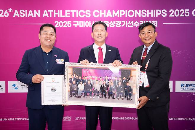 대형 지진 등 어려움으로 대회참가가 불투명했던 미얀마 육상연맹이 항공권 지원에 감사를 표하기 위해 감사패와 기념사진을 지난 26일 구미육상연맹에 증정했다. (오른쪽부터 조뚜아웅 미얀마 육상연맹 사무총장, 김장호 대회조직위원장,김철광 구미시육상연맹 회장)