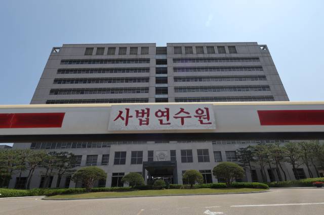 대법원 전원합의체의 더불어민주당 이재명 대선후보 판결로 촉발된 사법부 안팎 논란을 다룰 전국법관대표회의가 하루 앞으로 다가온 가운데 25일 회의가 열릴 경기 고양시 사법연수원 정문 모습. 연합뉴스