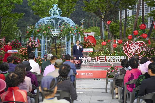신현국 시장이 모전공원 장미원 개장식에서 시민들에게 조성 취지를 설명하고 있다. 문경시 제공
