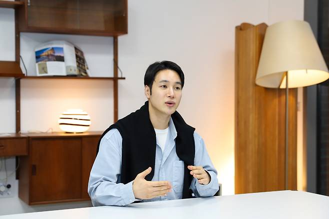 양태오 디자이너가 대구간송미술관 '화조미감'展(전)의 공간 디자인에 대해 설명하고 있다. <대구간송미술관 제공>