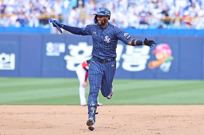 지난 25일 대구 삼성라이온즈파크에서 열린 '2025 신한 SOL 뱅크 KBO리그' 삼성 라이온즈와 KIA 타이거즈 경기에 출전한 디아즈가 홈런을 친 후 세레머니를 하고 있다. <삼성 라이온즈 제공>