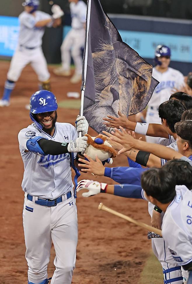 27일 오후 6시30분 대구 삼성라이온즈파크에서 열린 '2025 신한 SOL 뱅크 KBO리그' 삼성 라이온즈와 롯데 자이언츠 경기에서 디아즈가 홈런 후 세레머니를 하고 있다. <삼성 라이온즈 제공>