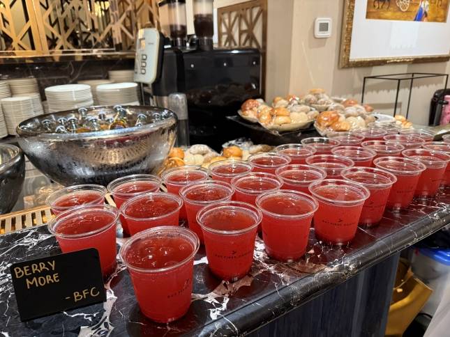 하이트진로가 필리핀 현지 커피 프랜차이즈 '벗 퍼스트 커피'와 협업해 출시한 소주 칵테일 음료 '베리 베리 모어'./사진=윤서영 기자 sy@