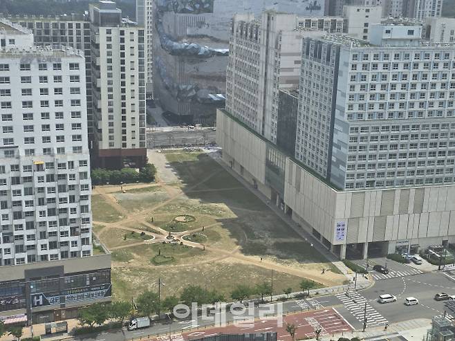 광교호수공원과 경기융합타운, 수원컨벤션센터 등 광교신도시 주요 거점을 연결하는 커넥티드 필드를 표방했던 ‘광교중심광장’ 사업 예정지 전경. 해당 사업은 경기융합타운과 지하 연결이 사실상 불가능한 것으로 드러나면서 반쪽짜리로 전락할 위기에 놓였다.(사진=황영민 기자)