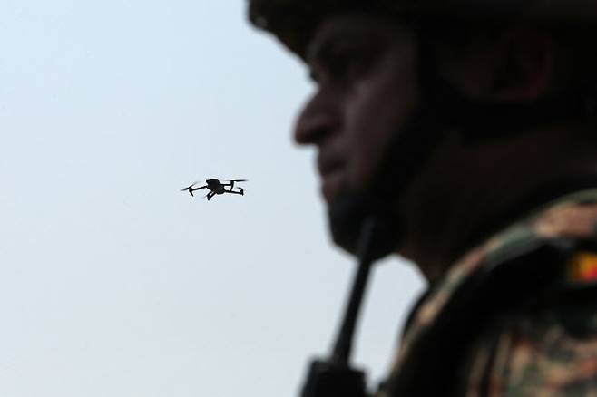 9일(현지시간) 인도와 파키스탄 사이의 실질적 국경선인 통제선(LoC) 인근 잠무 지역의 악누르 구역에서 한 대의 드론이 인도 육군 병사 옆을 비행하고 있다.(사진=AFP)