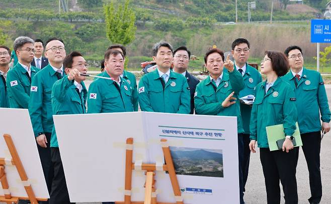 이주호 대통령 권한대행 부총리 겸 교육부 장관이 27일 경남 산청군 한국선비문화연구원 일대 산불 피해 현장을 방문해 산사태 복구 추진 상황을 점검하고 있다. (사진=연합뉴스)