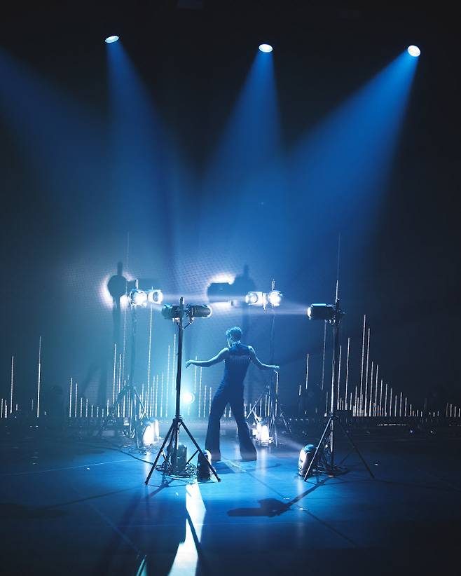 최호종이 생애 첫 단독 공연 ‘NOWHERE’ 무대에서 퍼포먼스를 선보이고 있다(사진=매니지먼트 낭만).