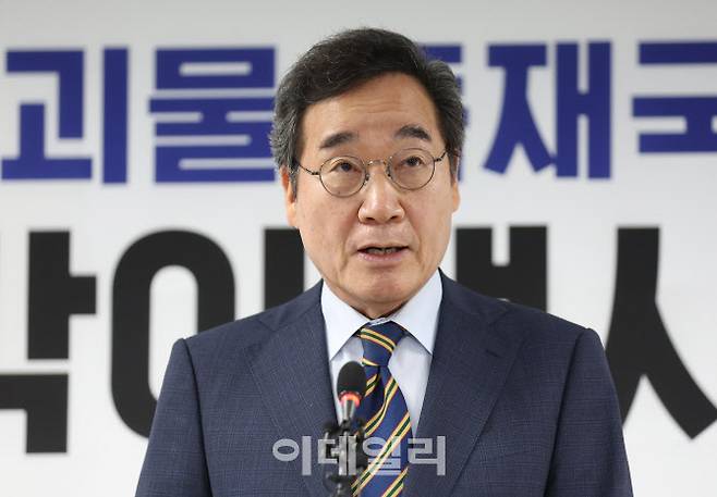 [이데일리 노진환 기자] 이낙연 새미래민주당 상임고문이 27일 오전 서울 여의도 당사에서 김문수 국민의힘 대통령 후보와의 개헌·공동정부 연대와 김 후보 지지를 선언하며 기자회견을 하고 있다.